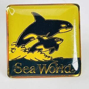 Sea World Orca Killer Whale Pinback Souvenir Travel Collectible Pin